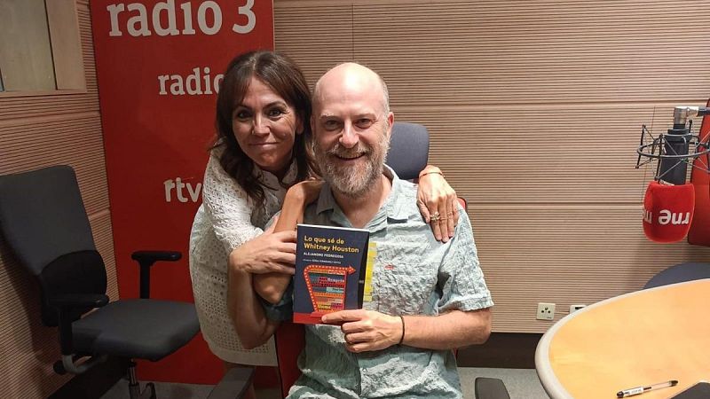 Libros de arena - Alejandro Pedregos y 'Lo que sé de Whitney Houston' - Escuchar ahora