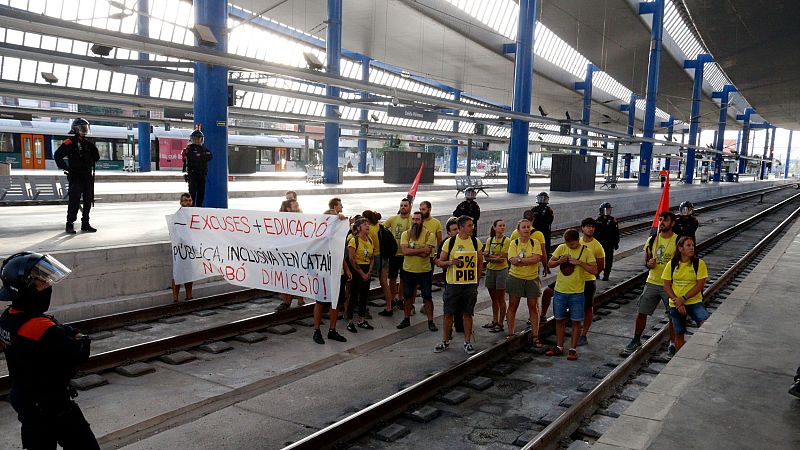 Protesta docent a Lleida amb tall de les vies de l’AVE | JOANA SENDRA
