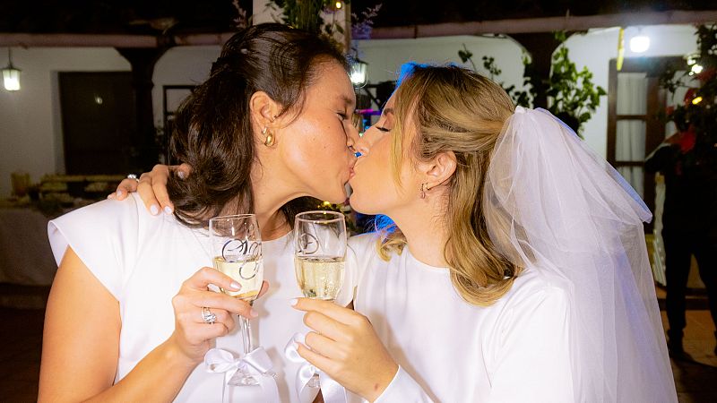 Fabiana y Scarlett, el primer matrimonio homosexual de Bolivia - Hora América