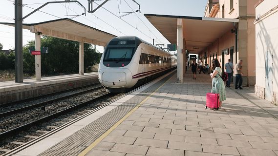 Els usuaris del tren AVANT de la l�nia Lleida - Barcelona denuncien el deteriorament del servei