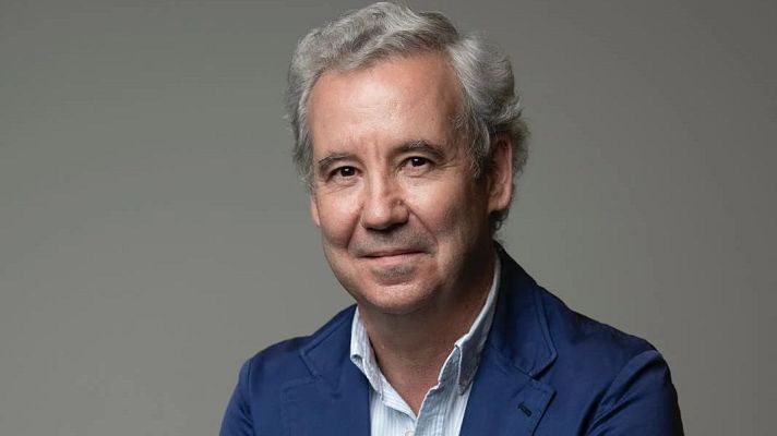 José María de Areilza Carvajal, jurista y académico español, en un retrato de medio cuerpo. Viste chaqueta azul y camisa de rayas, con fondo gris neutro.