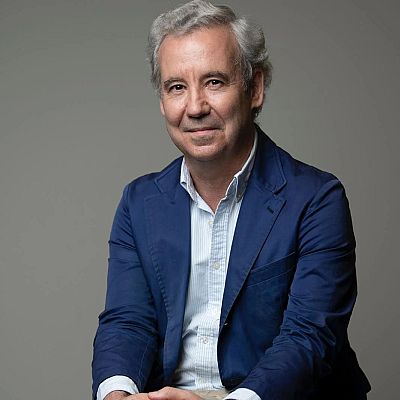 José María de Areilza Carvajal, jurista y académico español, en un retrato de medio cuerpo. Viste chaqueta azul y camisa de rayas, con fondo gris neutro.