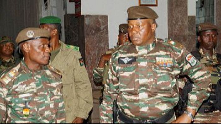 Abdourahamane Tiani, líder de la junta militar de Níger, posa con otro militar. Ambos uniformados, con boinas y parches de la bandera nigerina.