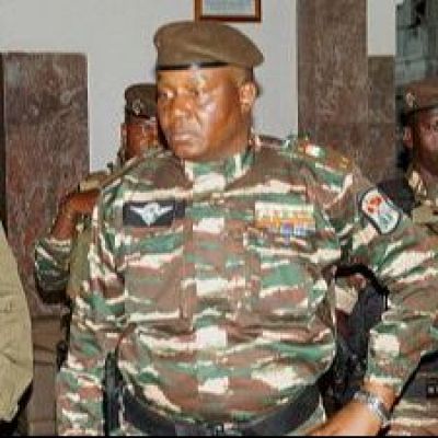 Abdourahamane Tiani, líder de la junta militar de Níger, posa con otro militar. Ambos uniformados, con boinas y parches de la bandera nigerina.