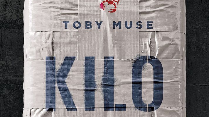Portada del libro \"Kilo\" de Toby Muse. Fardo gris con símbolo rojo de crustáceo, título \"KILO\" y autor \"TOBY MUSE\" en azul sobre fondo oscuro texturizado.