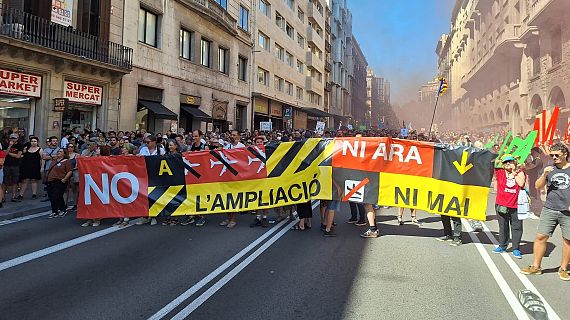 Milers de persones es manifesten contra l'ampliaci� de l'aeroport del Prat