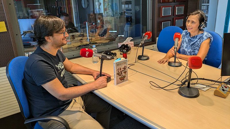 Entrevista a Gabino Sánchez, "Hogar fútbol", 15 historias de futbolistas que han sufrido racismo, homofobia, guerras o hambre - 21/09/2026 - Escuchar ahora