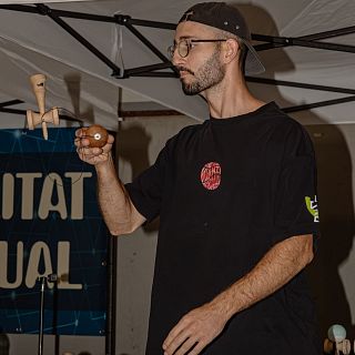 Què és el Kendama, el joc que triomfa als skateparks?