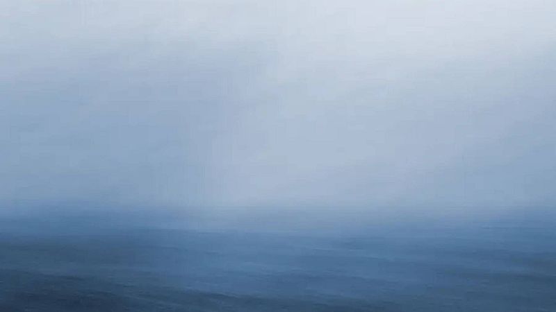 Degradado vertical de azules, de claro a oscuro, con transiciones suaves. Composici�n abstracta y atmosf�rica.