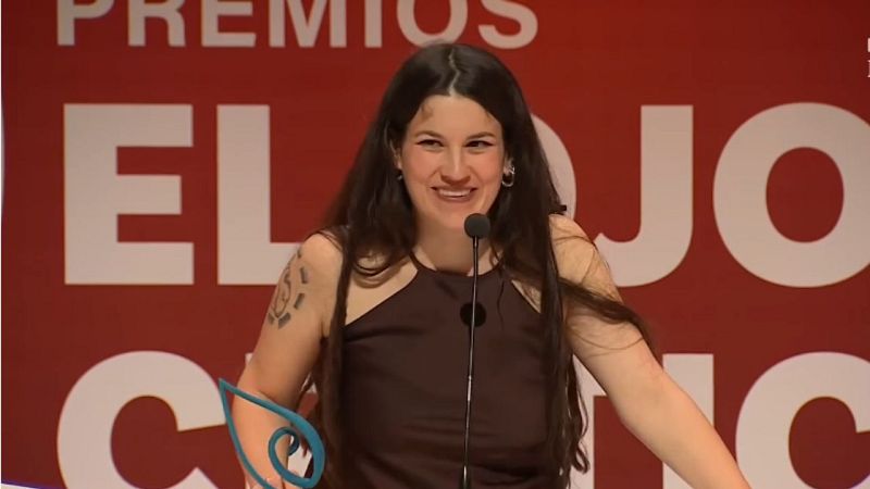 Irene Márquez, con una sonrisa radiante, recibe el Premio Nacional de Cómic en los "PREMIOS EL OJO CRÍTICO".