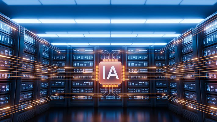 Un centro de datos futurista con racks de servidores iluminados en azul y un chip central de IA con líneas de datos naranjas, simbolizando la conectividad.