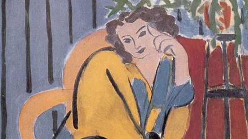 Pintura moderna de una mujer con cabello oscuro, vestimenta amarilla y azul, apoyando la mano en la cabeza. Fondo dividido en azul y rojo con una planta.