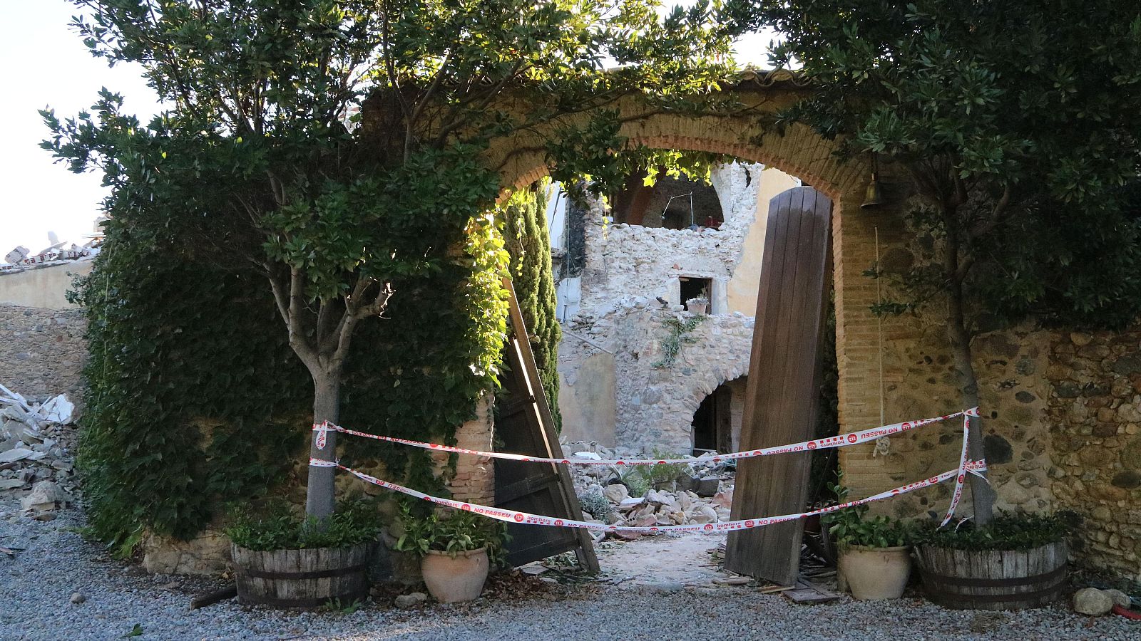 L'entrada a la finca que ha patit l'explosió amb el cordó dels Bombers