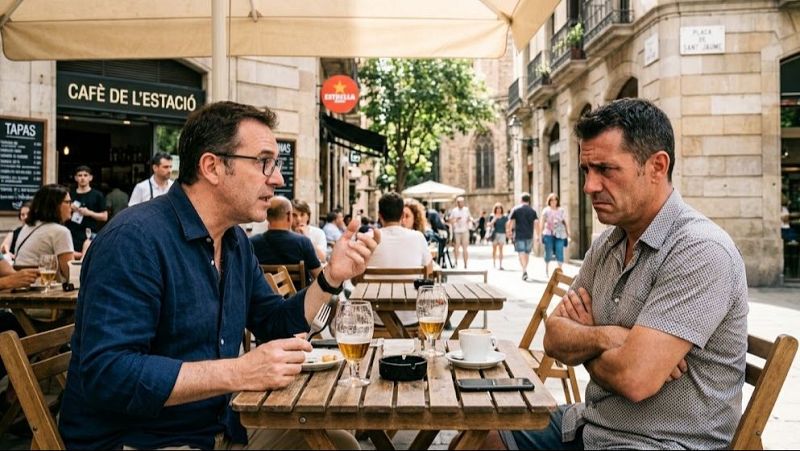 Jordi �vole y Artur Mas conversan en una terraza soleada. �vole gesticula con un tenedor, mientras Mas, con expresi�n seria, cruza los brazos. Se aprecian restos de comida, vasos de cerveza y un tel�fono m�vil sobre la mesa.