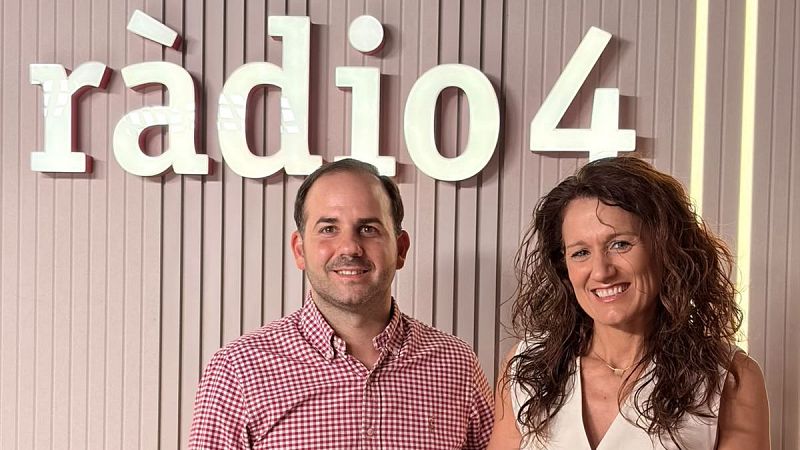 Joshua L�pez y Elisabet Seuba, sonrientes ante el logo de "r�dio 4".