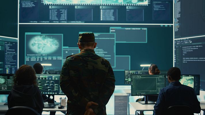 Sala de control militar con personal analizando datos en pantallas, incluyendo un mapa global y texto como 'DEMOGRAPHIC ANALYSIS'.