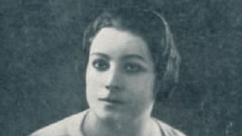 Retrato en blanco y negro de Agustina González López "La zapatera", de busto, con mirada serena y cabello oscuro peinado con ondas. Fondo oscuro.