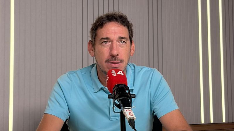 Primer plano de Oriol Clavell, presentador de radio, con un micr�fono rojo "r�dio 4" y "rne 6". Fondo de estudio con luces amarillas.