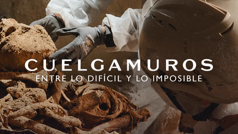 Excavación forense con restos óseos y dos profesionales trabajando. Se lee "CUELGAMUROS" y "ENTRE LO DIFÍCIL Y LO IMPOSIBLE".