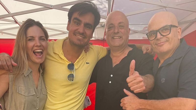 Marta Cail�, �scar Dalmau, Jordi Margarit y Jair Dom�nguez sonr�en juntos, mostrando compa�erismo bajo un toldo blanco y fondo rojo.