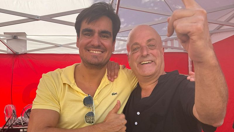 Pau Garc�a-Mil� (polo amarillo Lacoste, pulgar arriba) y Pau Vallv� (polo negro, �ndice arriba) sonr�en y posan juntos en un evento con fondo rojo y toldo blanco.