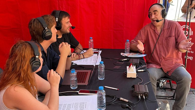 Tres personas participan en una emisi�n de radio o podcast, con Pere Tantiny� gesticulando. Fondo rojo con logos de "R�dio 4" y "rtve".