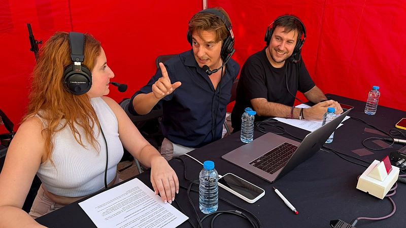 Tres personas, incluyendo al presentador �scar Fern�ndez, participan en una grabaci�n de radio con micr�fonos y auriculares, sobre un fondo rojo.