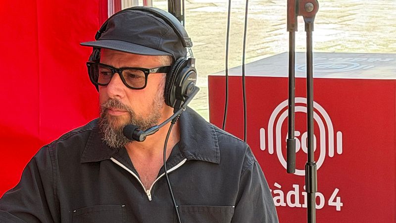 Fran Arnau con gorra, gafas y auriculares, frente a un fondo rojo con "r�dio 4" y "50".