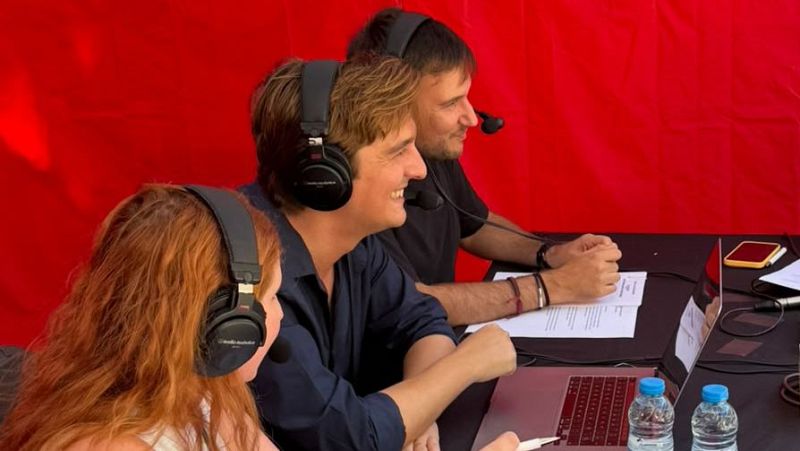 Ricard Ustrell, Jordi Costa y una mujer con auriculares Audio-Technica participan en una grabaci�n, sentados frente a una mesa con equipo.