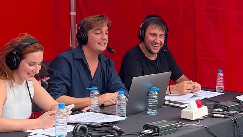 Tres personas, Marta Vives, Goyo Prados y �scar Fern�ndez, en un estudio de radio con auriculares, rodeados de equipos y documentos.