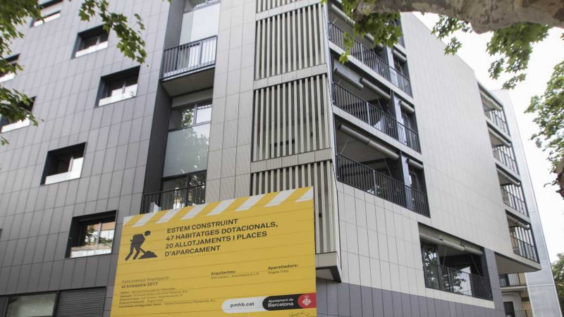 Edificio moderno con fachada de paneles grises y claros, balcones y cartel de obra anunciando 47 viviendas dotacionales, 20 alojamientos y plazas de aparcamiento, con finalizaci�n prevista para el 4� trimestre de 2017.