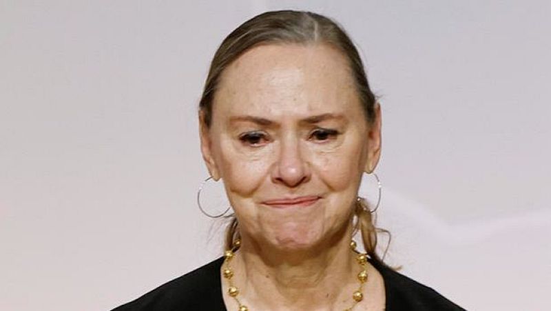 Pepa Fernández, periodista española, en un retrato íntimo con expresión emotiva, luciendo joyas doradas y plateadas.