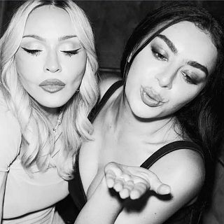 Madonna, Charli xcx y el baile de la paz