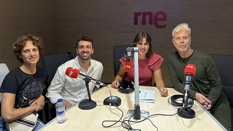 Cuatro personas, incluyendo a Paz Larumbe, Olga Baeza y Juan de Torres, en un estudio de radio con el logo "rne" al fondo. Todos sonríen y están frente a micrófonos.