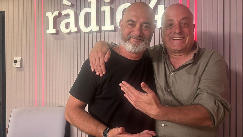 David Olivares y Xavi Collado en R�dio 4. Olivares con camiseta negra, Collado con camisa verde. Ambos sonr�en y se abrazan.