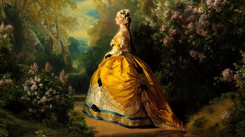 Eugenia de Montijo, Emperatriz de los Franceses, retratada de perfil en un jardín, luce un suntuoso vestido amarillo dorado de gala del Segundo Imperio francés.