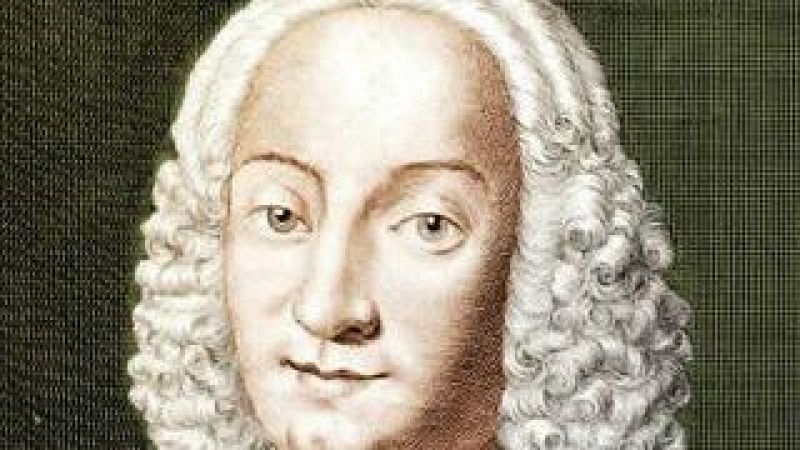 Retrato pintado de Antonio Vivaldi, compositor barroco italiano, con peluca blanca y mirada serena. Fondo oscuro.