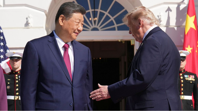 Donald Trump y Xi Jinping se preparan para un apret�n de manos frente a las banderas de EE. UU. y China, flanqueados por militares de gala.