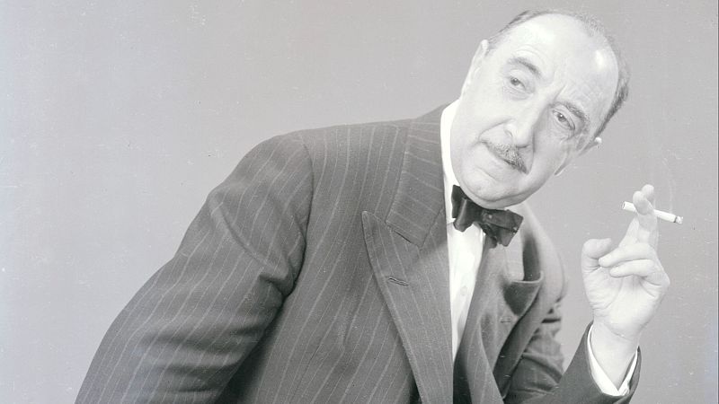 Jes�s Guridi, compositor espa�ol, en un retrato en blanco y negro. Viste traje y pajarita, y sostiene un cigarrillo encendido. Fondo liso y claro.