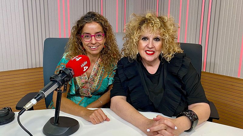 M�nica Bernab� y Goyo Prados sonr�en en un estudio de R�dio 4, junto a un micr�fono con "r�dio 4" visible.