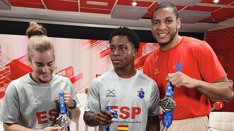 Laura Fuertes, José Quiles y Enmanuel Reyes Pla exhiben sus medallas de plata en un estudio de radio con un micrófono de RNE. Las camisetas llevan el logo "STING" y "ESP", y las medallas indican "SOFIA 2022" y "EUBC European Championships".