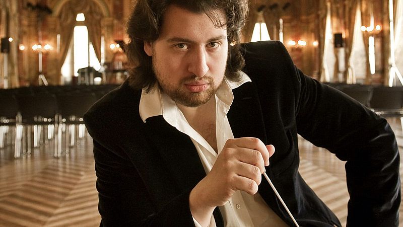 Pablo Heras-Casado, director de orquesta, en un auditorio cl�sico, sosteniendo una batuta. Fotograf�a del 26 de septiembre.