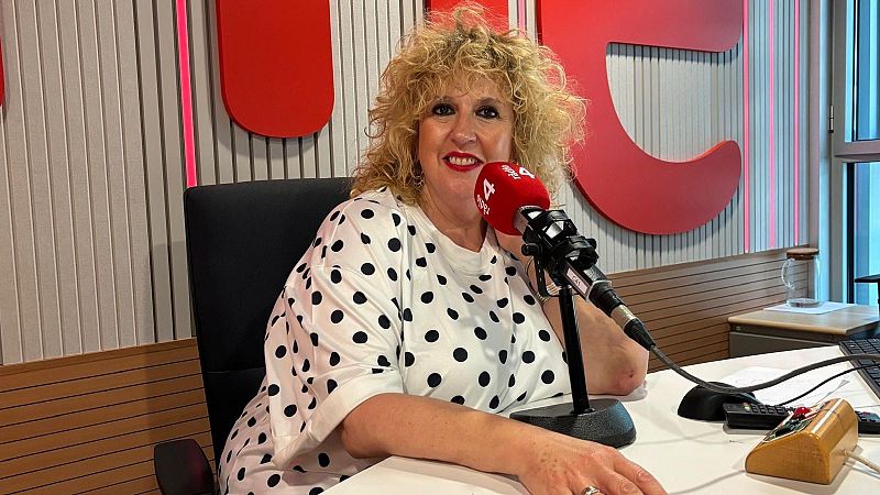 Silvia Tarragona en un estudio de radio de RAC1, con micr�fono rojo y fondo de paneles grises con luces rosas. Viste blusa de lunares y sonr�e a c�mara.