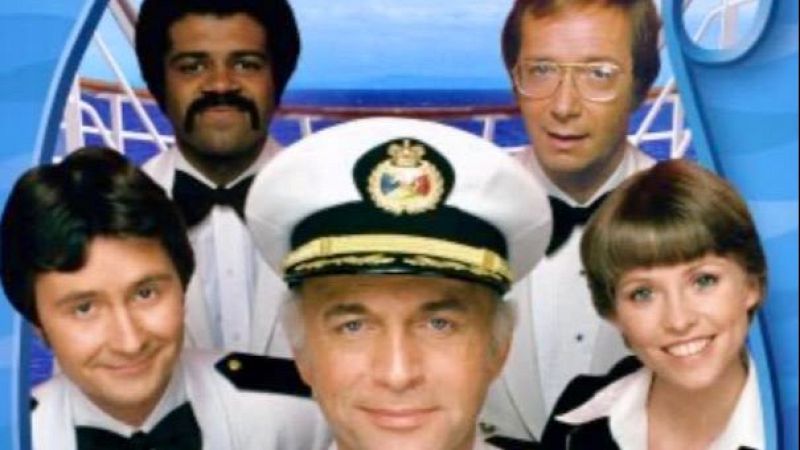 Fotograf�a promocional de la tripulaci�n de "Vacaciones en el mar": Capit�n Stubing, Dr. Bricker, Isaac, Gopher y Julie, sonriendo en la cubierta de un crucero.
