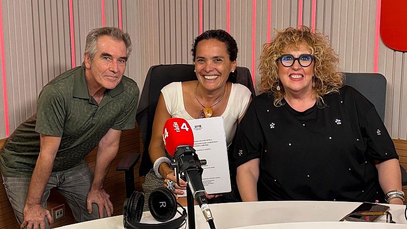 Mireia Capdevila, Quim Morales y Elisenda Pineda sonr�en en un estudio de radio. Se aprecian el logo de la UB en unos papeles y el de R�dio 4 en el micr�fono.