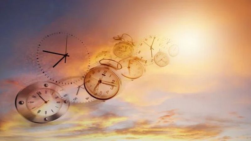 M�ltiples relojes flotan en un cielo c�lido, evocando el paso del tiempo. Se aprecian relojes de diversos estilos, incluyendo uno con n�meros romanos y un despertador cl�sico.