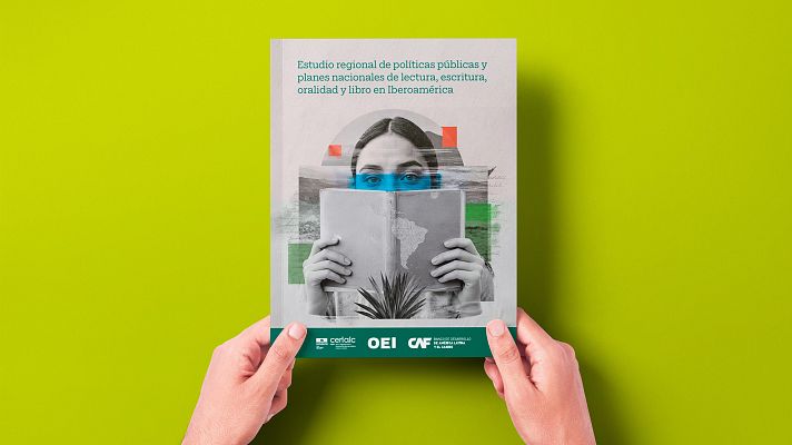 Informe sobre políticas de lectura en Iberoamérica, con ilustración central de mujer y mapa de Sudamérica, sostenido por manos sobre fondo verde lima.