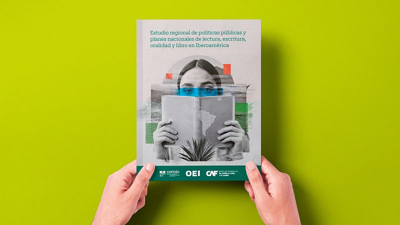 Informe sobre políticas de lectura en Iberoamérica, con ilustración central de mujer y mapa de Sudamérica, sostenido por manos sobre fondo verde lima.