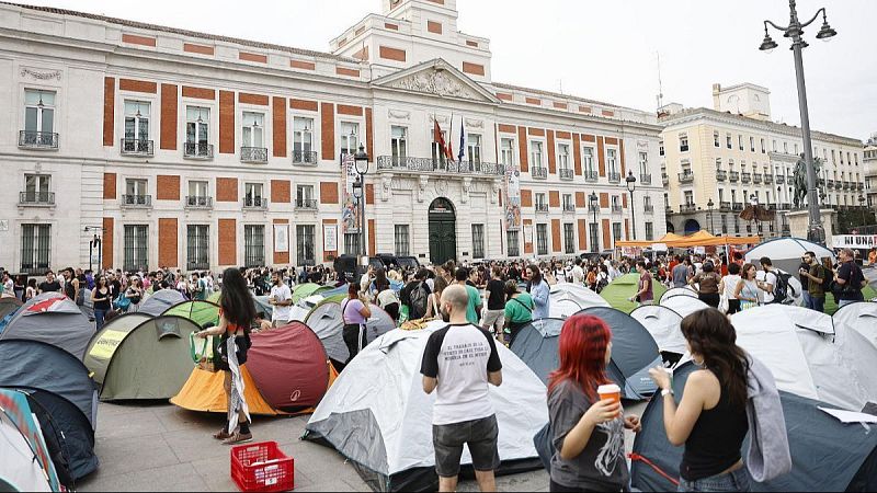 Manifestaci�n y acampada en la Puerta del Sol de Madrid frente a la Real Casa de Correos, con esl�ganes como "EL TRABAJO ES EL MEJOR CAMINO HACIA LA POBREZA EN EL MUNDO".