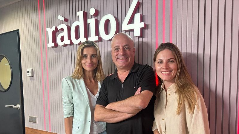 Xavier Graset, M�nica Terribas y Samanta Villar sonr�en a c�mara en R�dio 4, con un fondo de paneles grises y luces rosas, y el logo de la emisora visible.
